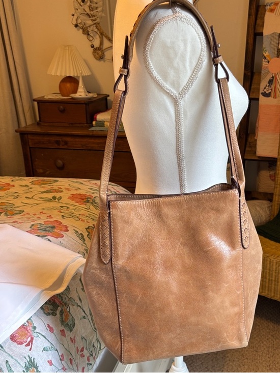 Frye Handbags - Classic Tan Leather Frye Shoulder Bag